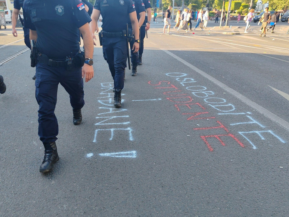 Policija na ulici prelazi preko parole