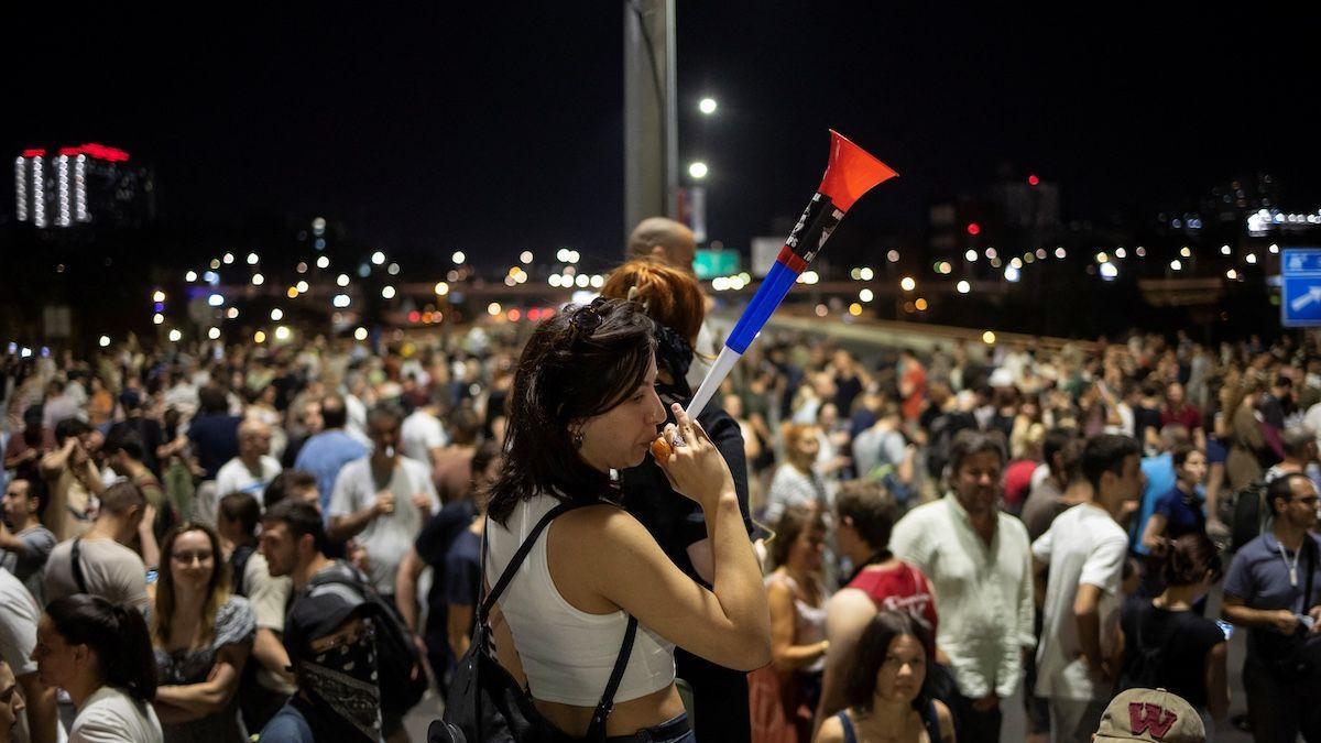 Demonstranti blokiraju autoput u Beogradu