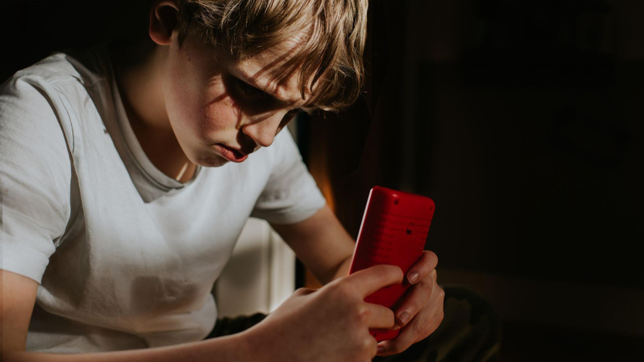 Tinejdžer gleda u telefon