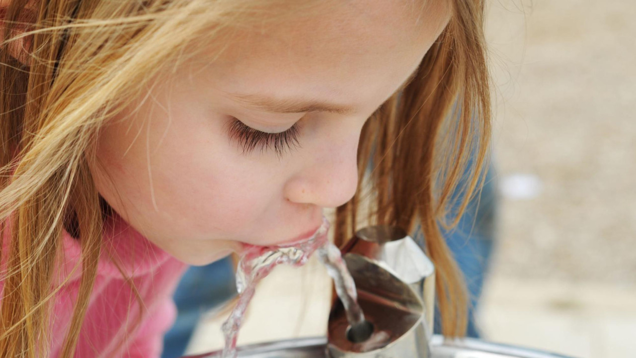 Devojčica pije vodu 