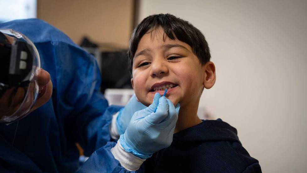 Dečak kome pregledaju zube