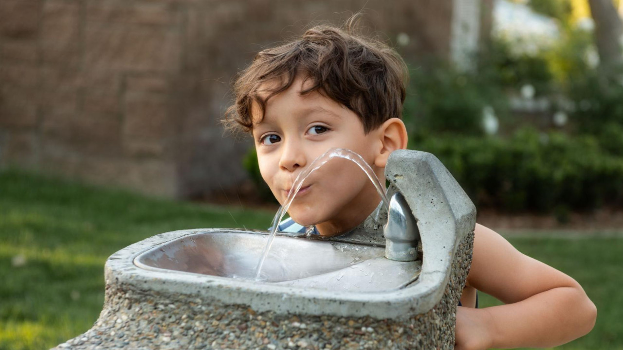 dečak pije vodu 