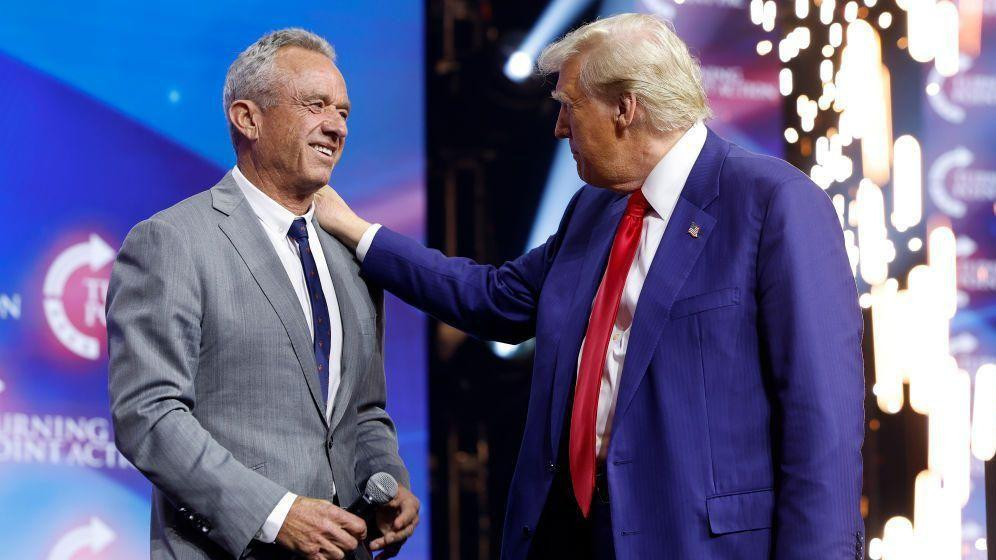 Kenedi je poznat po širenju duboko kontroverznih informacija o zdravlju i naučnim dokazima.