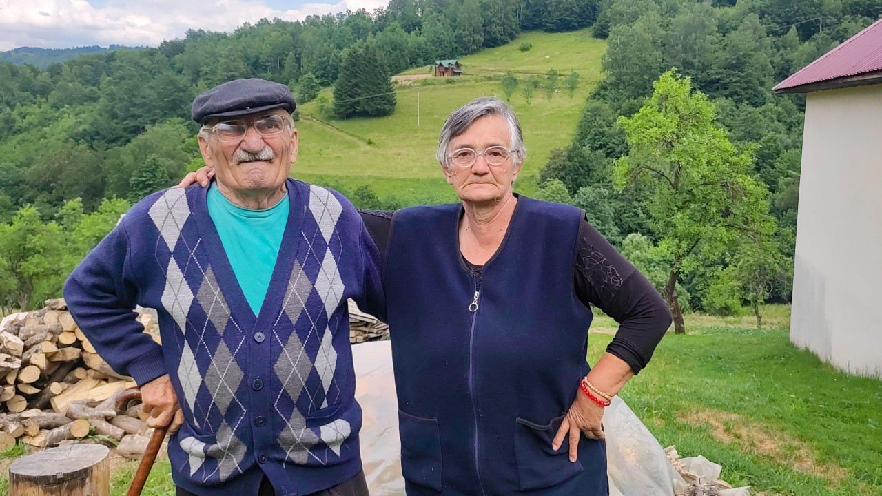 Đuro i Zorka Vlaović zateli su medveda u dvorištu kako baca košnice