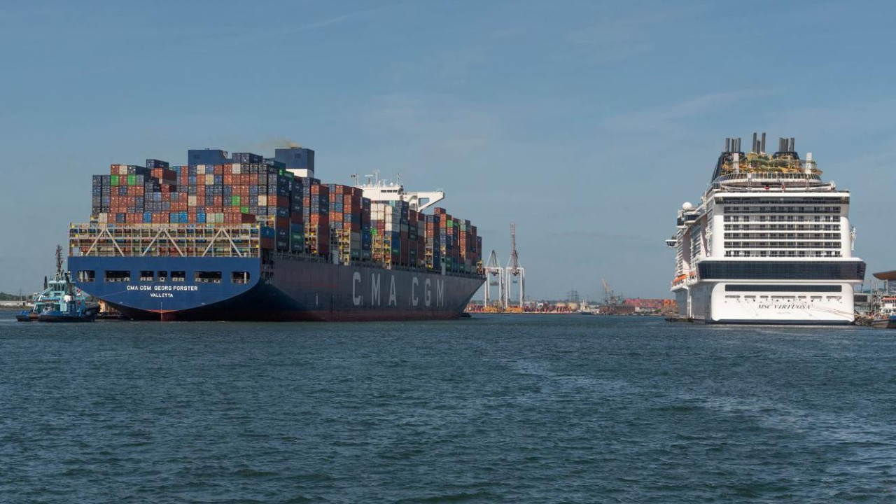 Veliki tankeri natovareni robom na moru