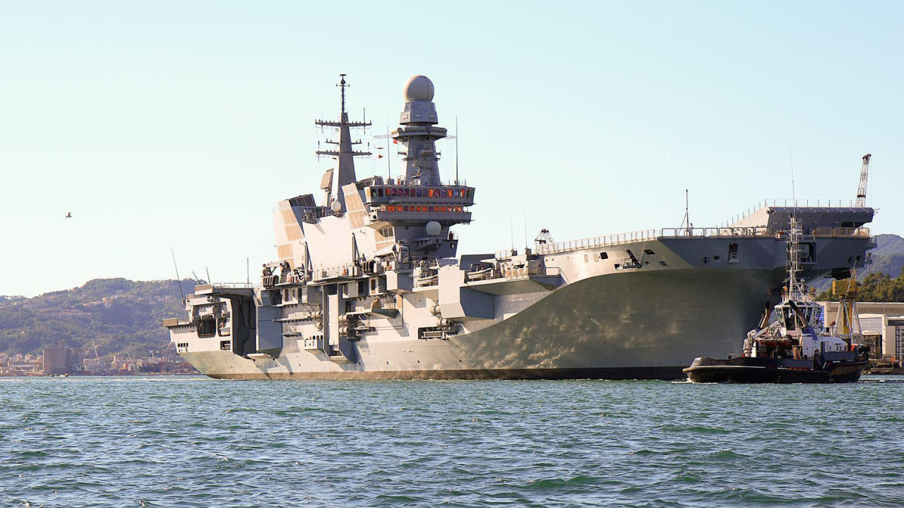 Italijanski nosač aviona u zalivu La Specija