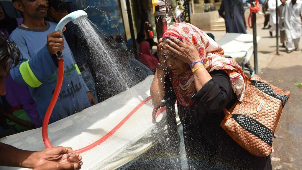 žena se poliva vodom