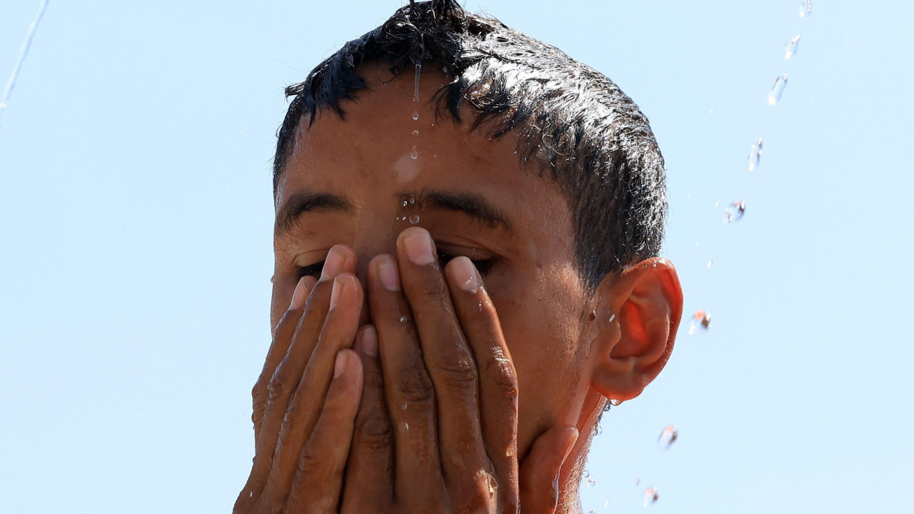 Dečak se umiva vodom napolju