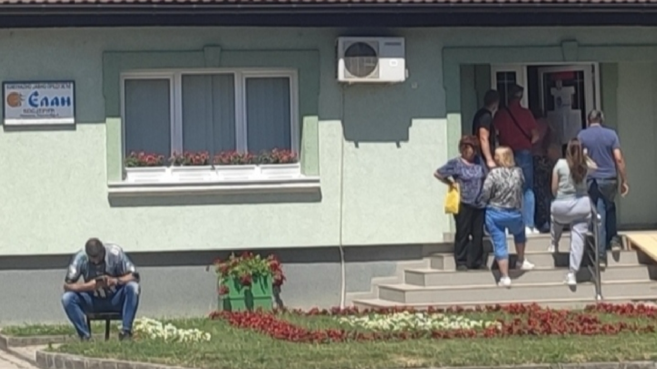 Glasači čekaju u redu