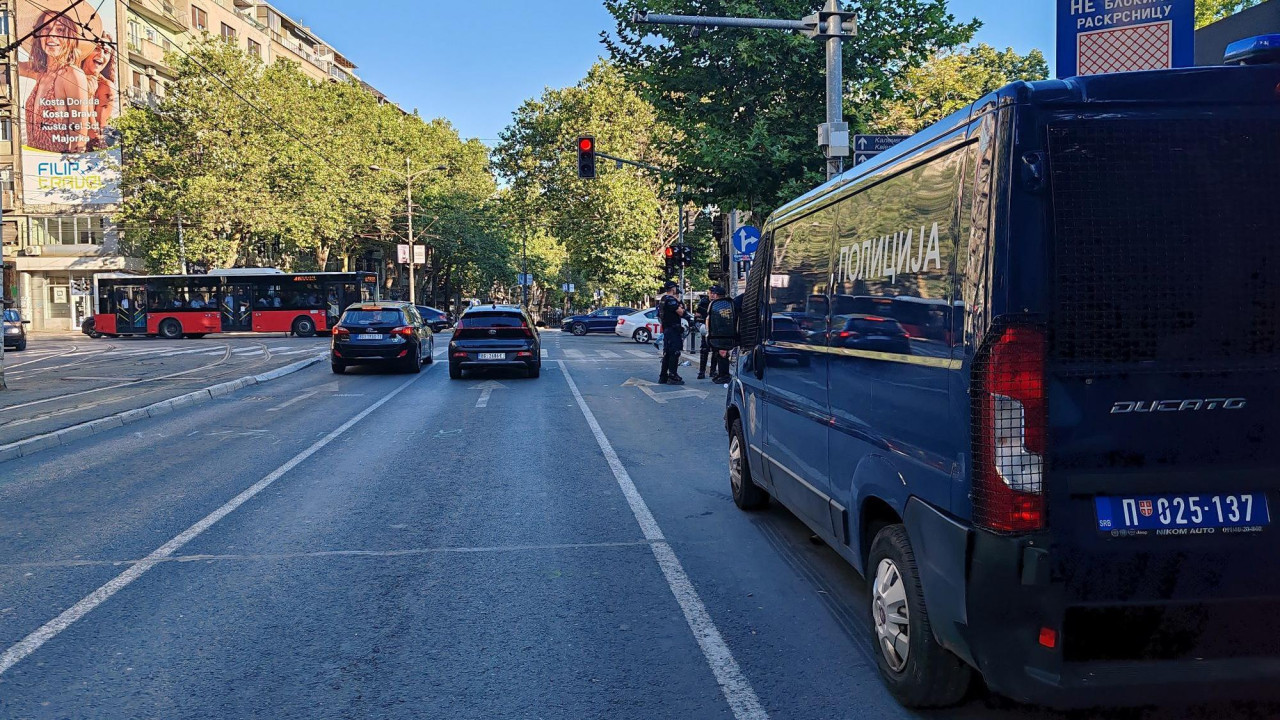 Policijska vozila i policija na ulici