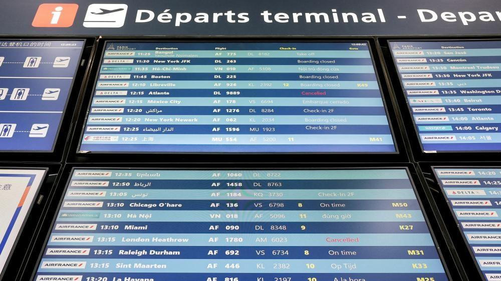 Informacije o otkazivanju letova na displeju aerodroma Šarl de Gol 