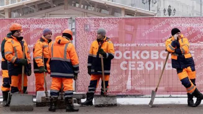 Muškarci u narandžastoj uniformi komunalnog preduzeća