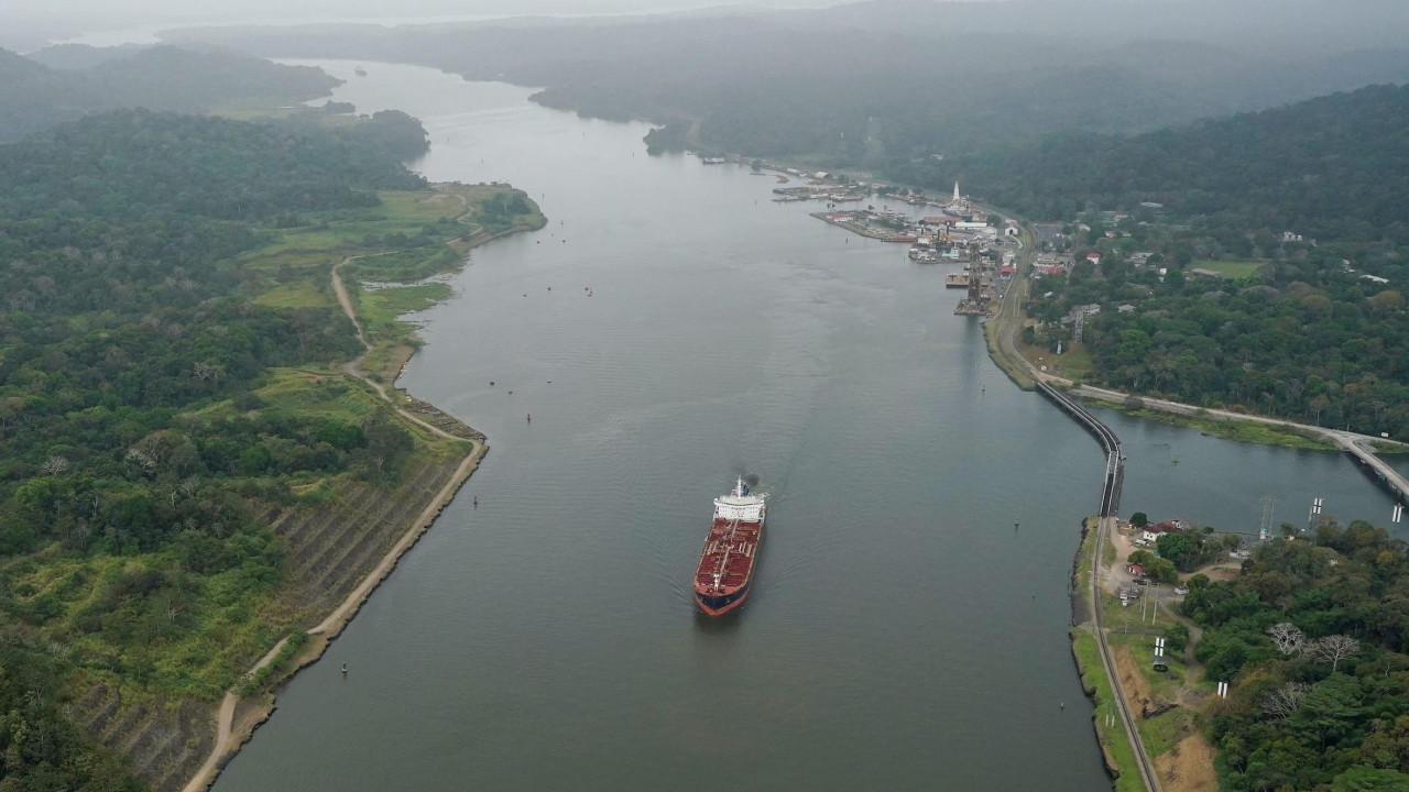 Brod prolazi kroz Panamski kanal