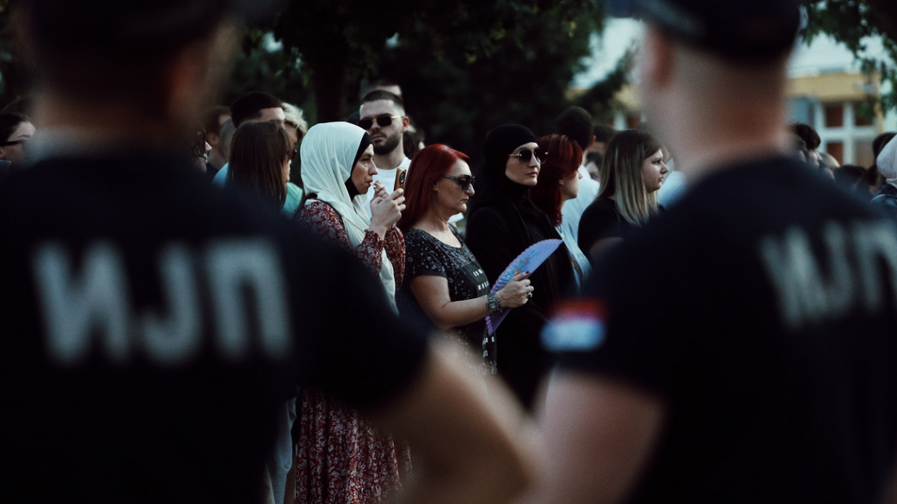 Policija i demonstranti