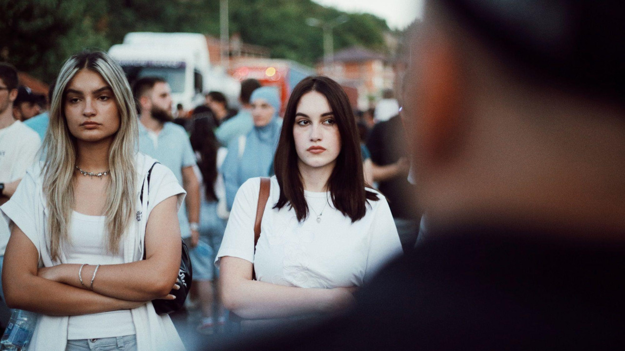 Devojke stoje i gledaju u policajce