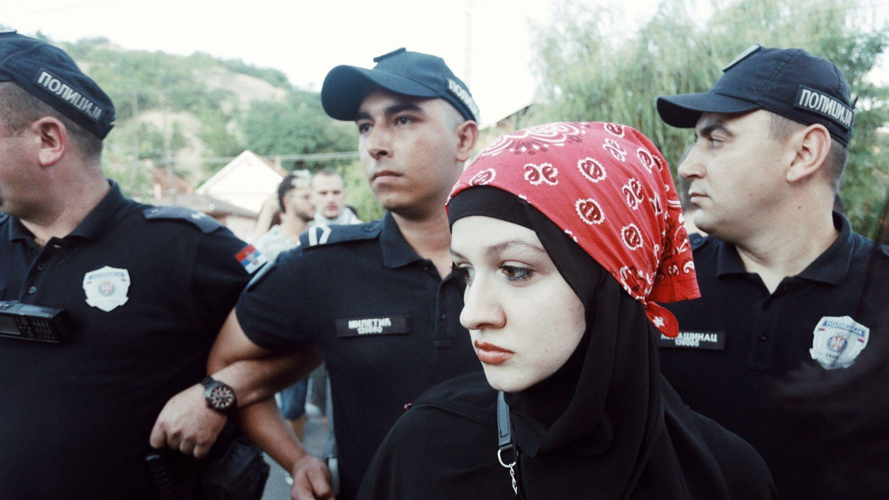 Devojka ispred kordona policije