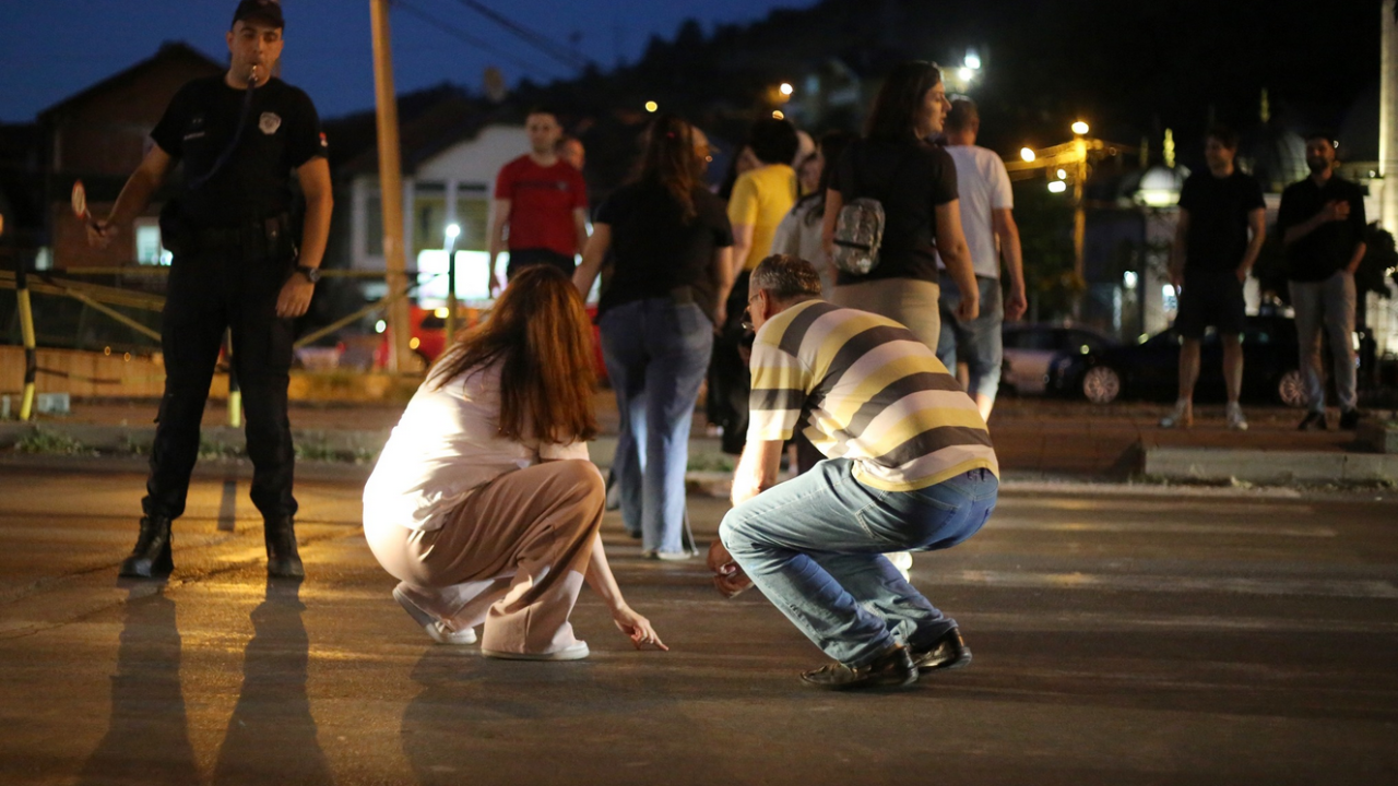 Građani čučnuli na pešačkom prelazu