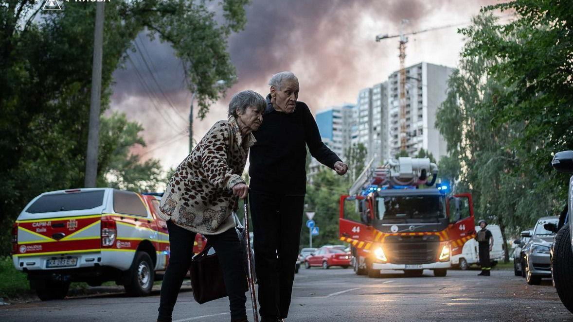 Starija žena i muškarac u Kijevu