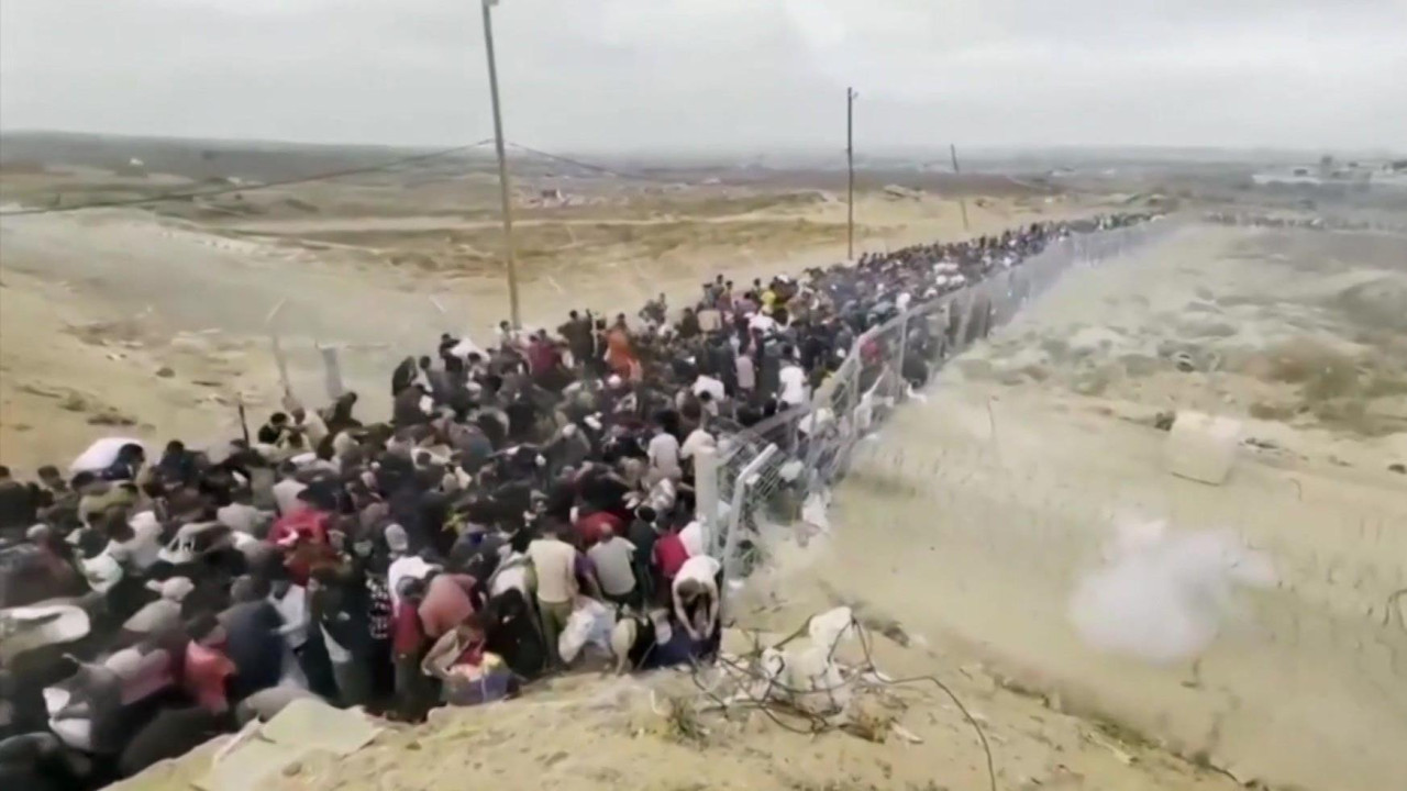 Dostavljeni snimci prikazuju duge redove Palestinaca u potrazi za pomoći kroz ograđeni prostor žicom