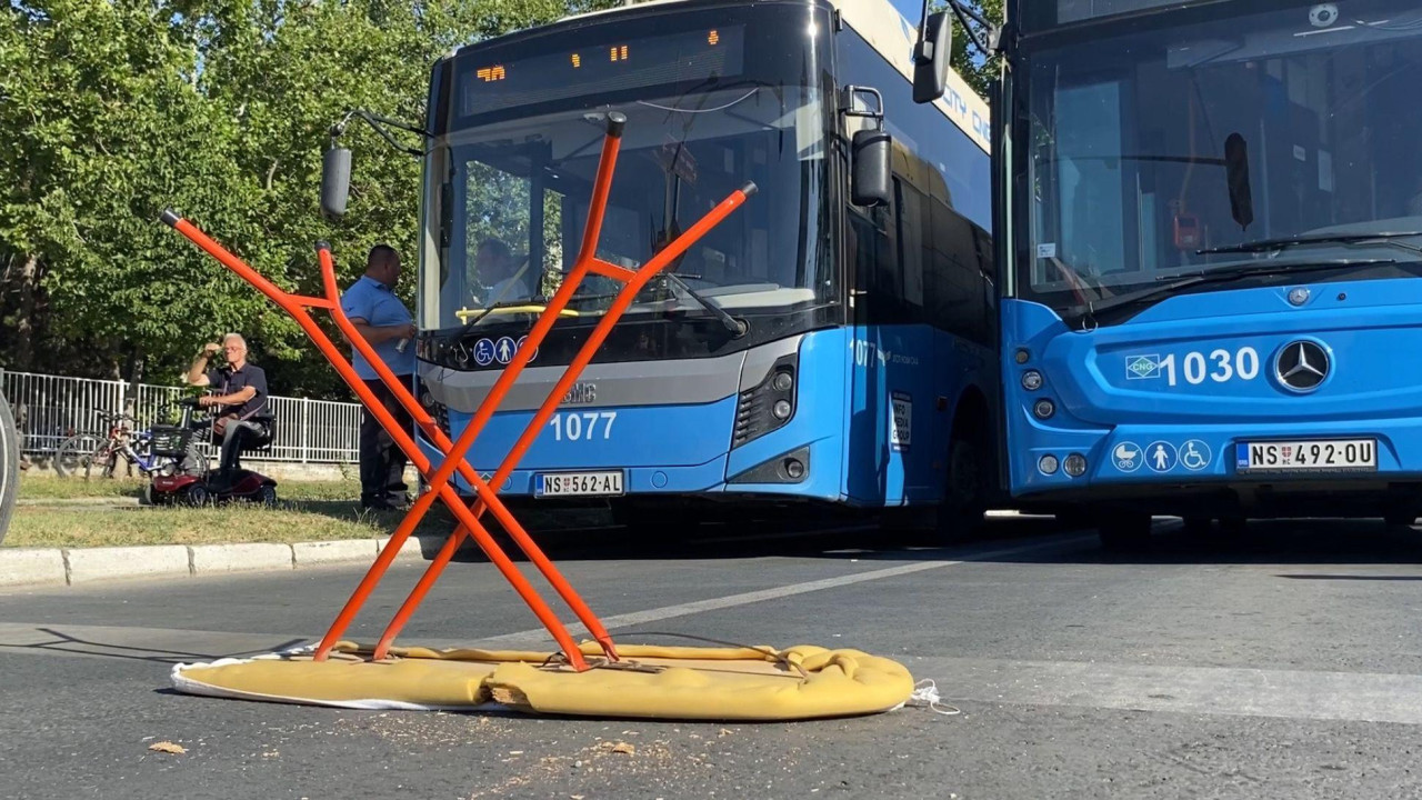 Stalak za peglanje ispred gradskog prevoza