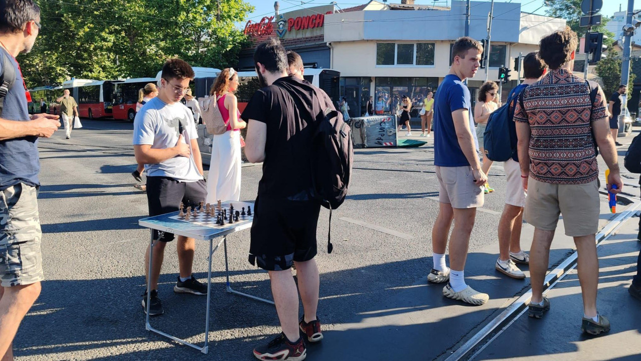 Studenti igraju šah na raskrsnici