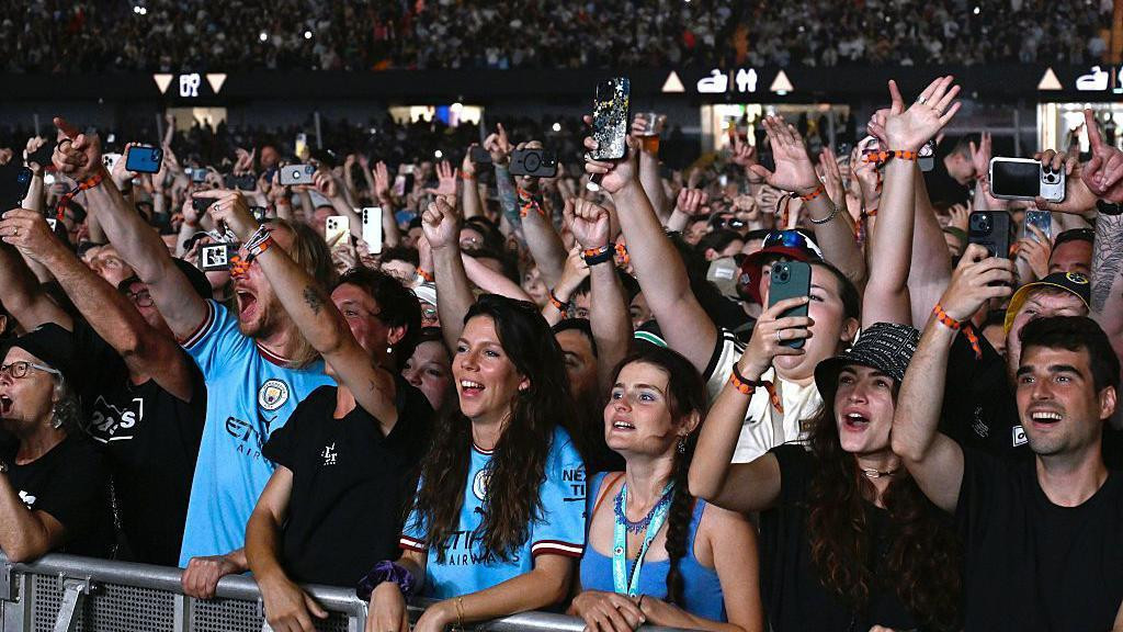 Obožavatelji su platili stotine funti da bi prisustvovali prvom koncertu na povratničkoj turneji grupe Oejzis