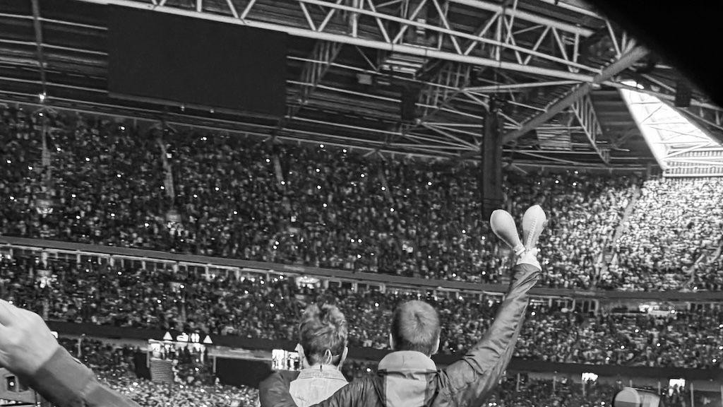 Pogled iza bine na koncertu grupe Oejzis