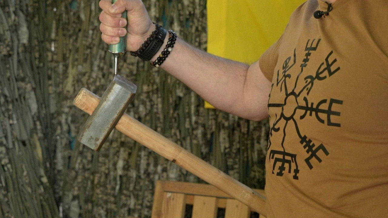 Ekstraktori rade pomoću snažnih magneta. Pronalazač magnetnog ekstraktora Oleg Bikov demonstrira njihovu moć držeći malj. 