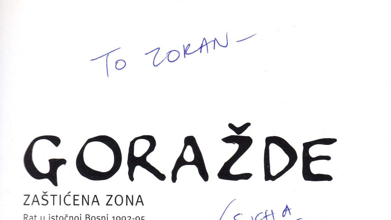 Posveta Džoa Sakoa, autora stripa 'Goražde - zaštićena zona" o ratu u Bosni, na prvoj stranici primerka koji pripada Zoranu Đukanoviću