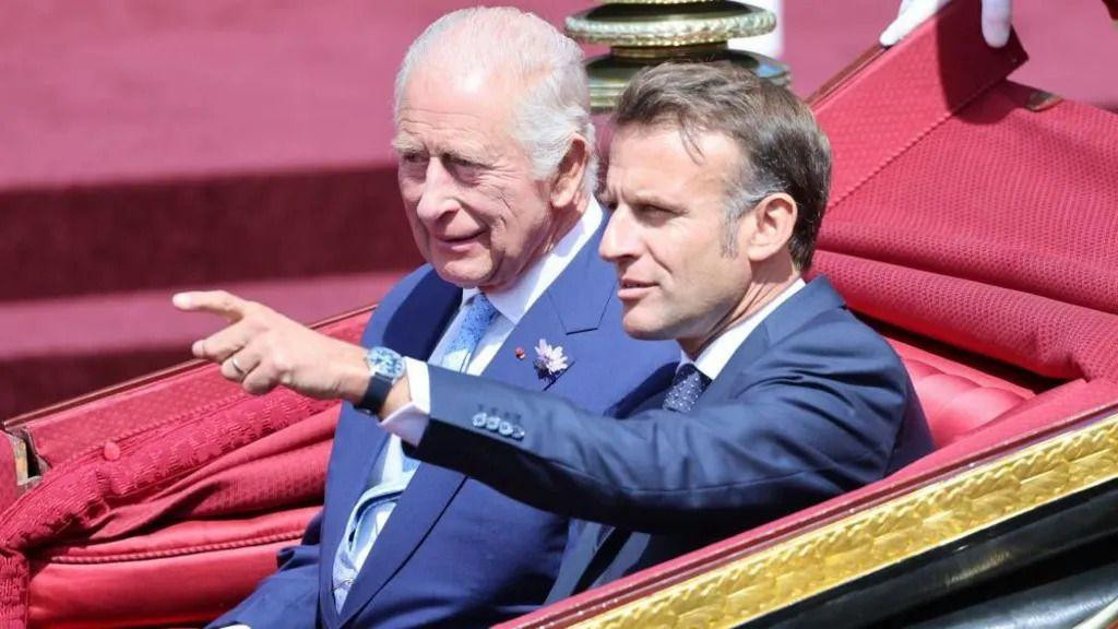 Kralj Čarls Treći i francuski predsednik Emanuel Makron u kočiji 