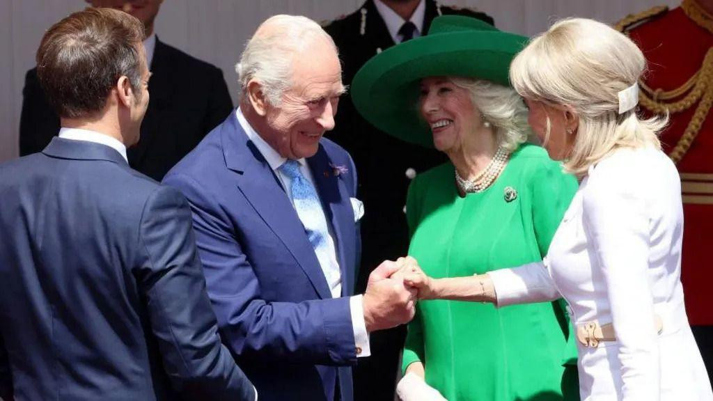 Francuskog predsednika i njegovu suprugu su kasnije u Vindzoru dočekali Kralj Čarls Treći i kraljica Kamila