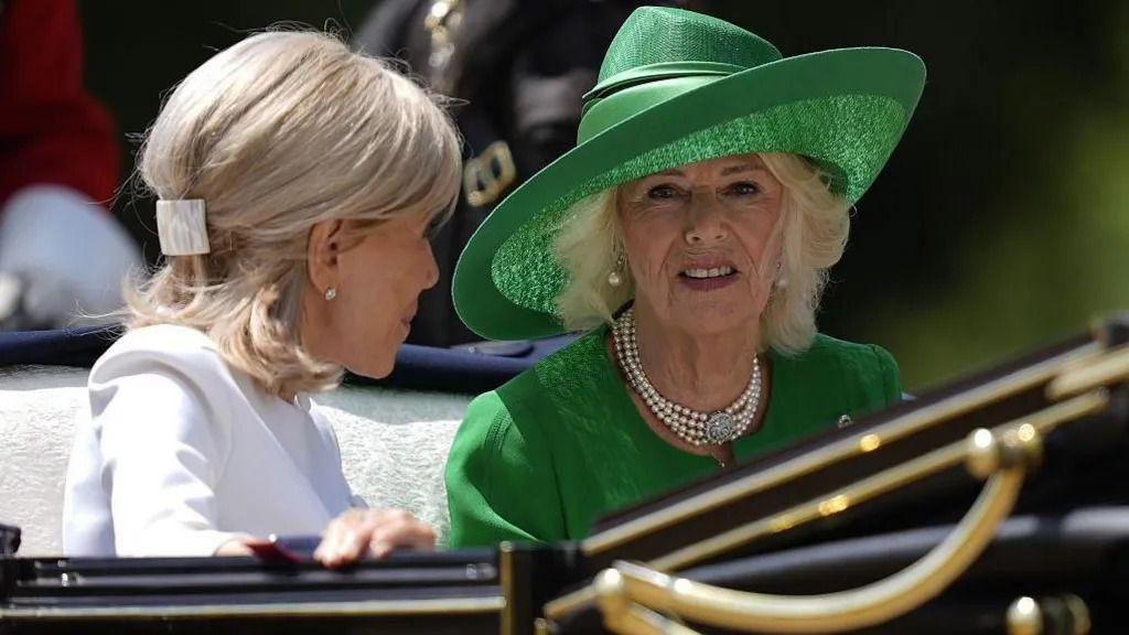 Kraljica (desno)  i Brižit Makron