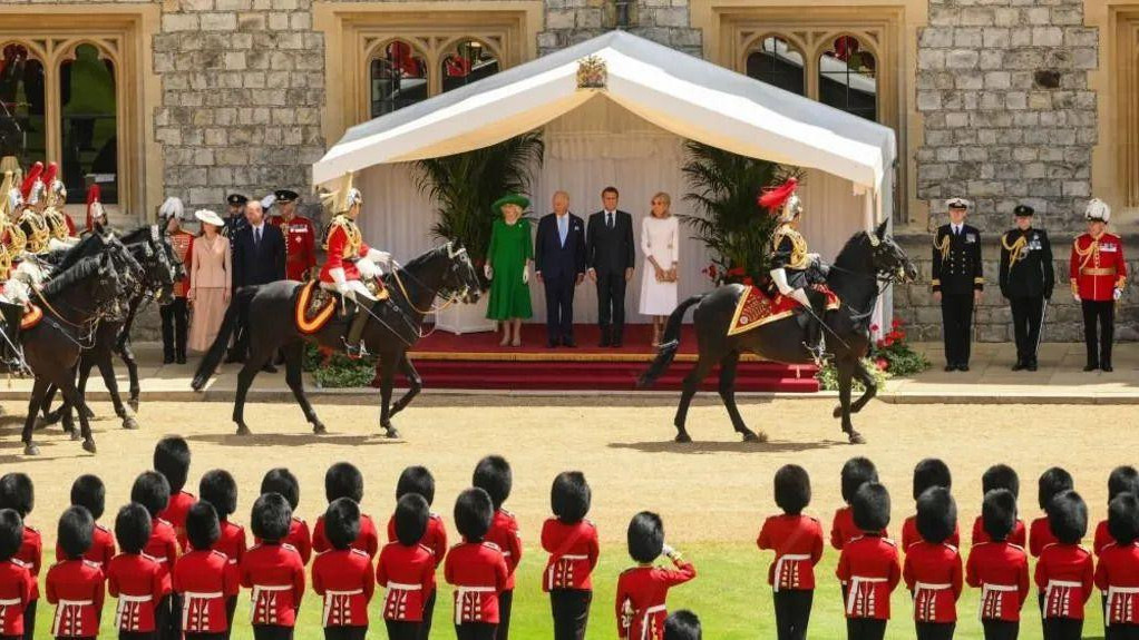 Kraljevski par je sa gostima obišao Počasnu gardu na istorijskom imanju Vindzorskog zamka
