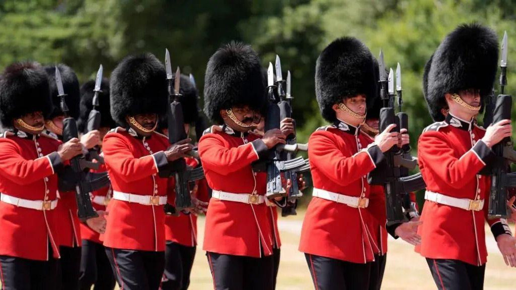 Gardisti u crvenim uniformama 