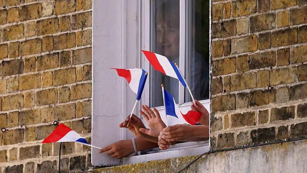 Meštani su pozdravili predsednički par mašući francuskim zastavicama