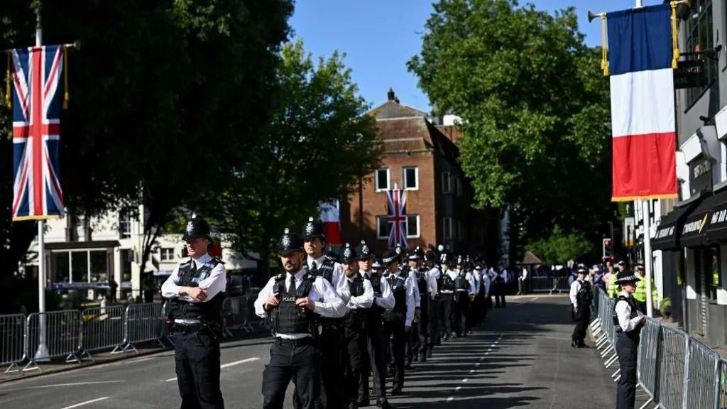 Britanske i francuske zastave su postavljene širom Vindzora