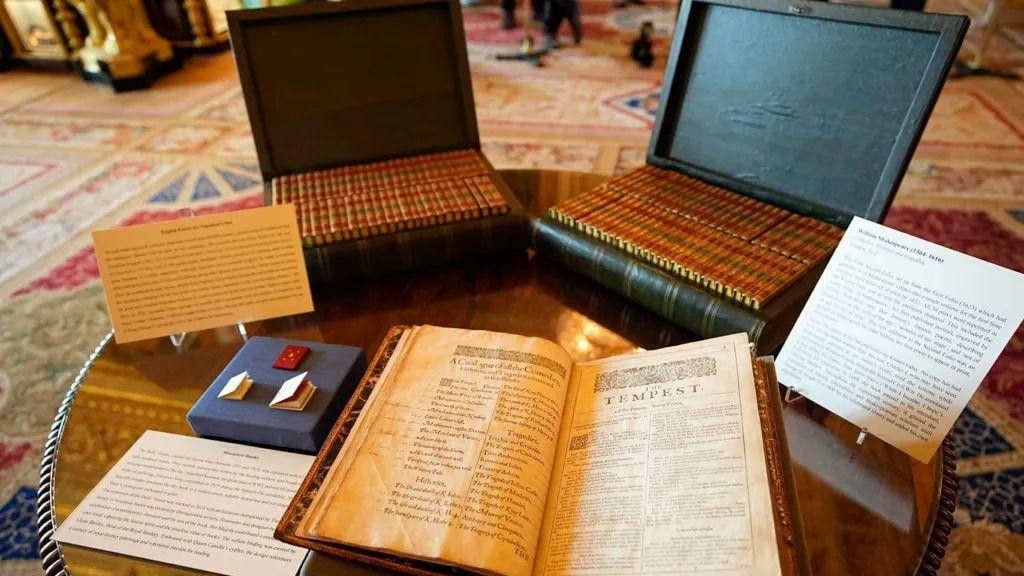 Među izloženim predmetima je i kopija knjige Komedije, istorija i tragedije Vlijima Šekspira, objavljena u Londonu 1632. godine