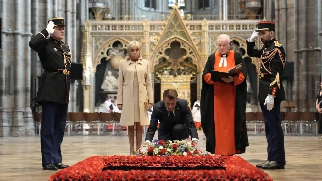 Markonovi su u popodnevnim časovima posetili i Vestminstersku opatiju, gde je francuski predsednik položio venac na grob Neznanog ratnika