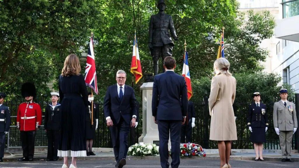 Makronovi su potom sa britanskim premijerom ser Kirom Starmerom i njegovom suprugom Viktorijom položili venac na spomenike ser Vinstona Čerčila i bivšeg francuskog predsednika Šarla de Gola (na slici) 