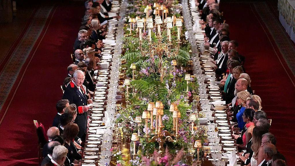 Među gostima je bilo i poznatih ličnosti poput muzičara ser Mika Džegera, Eltona Džona i glumice Kristin Skot-Tomas.