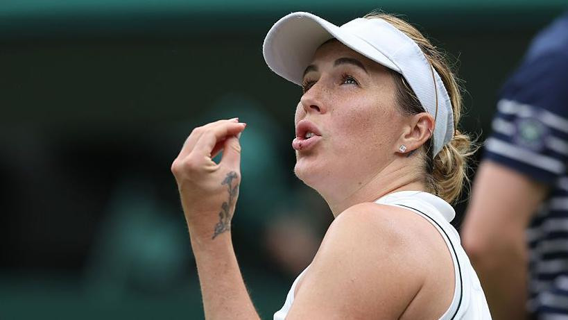 Anastasija Pavljučenkova gestikulira rukama ka sudiji tokom meča