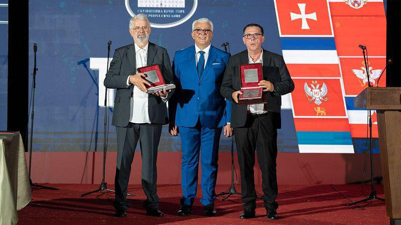 Andrija Mandić (u sredini), predsednik Skupštine Crne Gore, sa Bećirom Vukovićem (levo) i Veljom Stanišićem (desno), dobitnicima nagrade