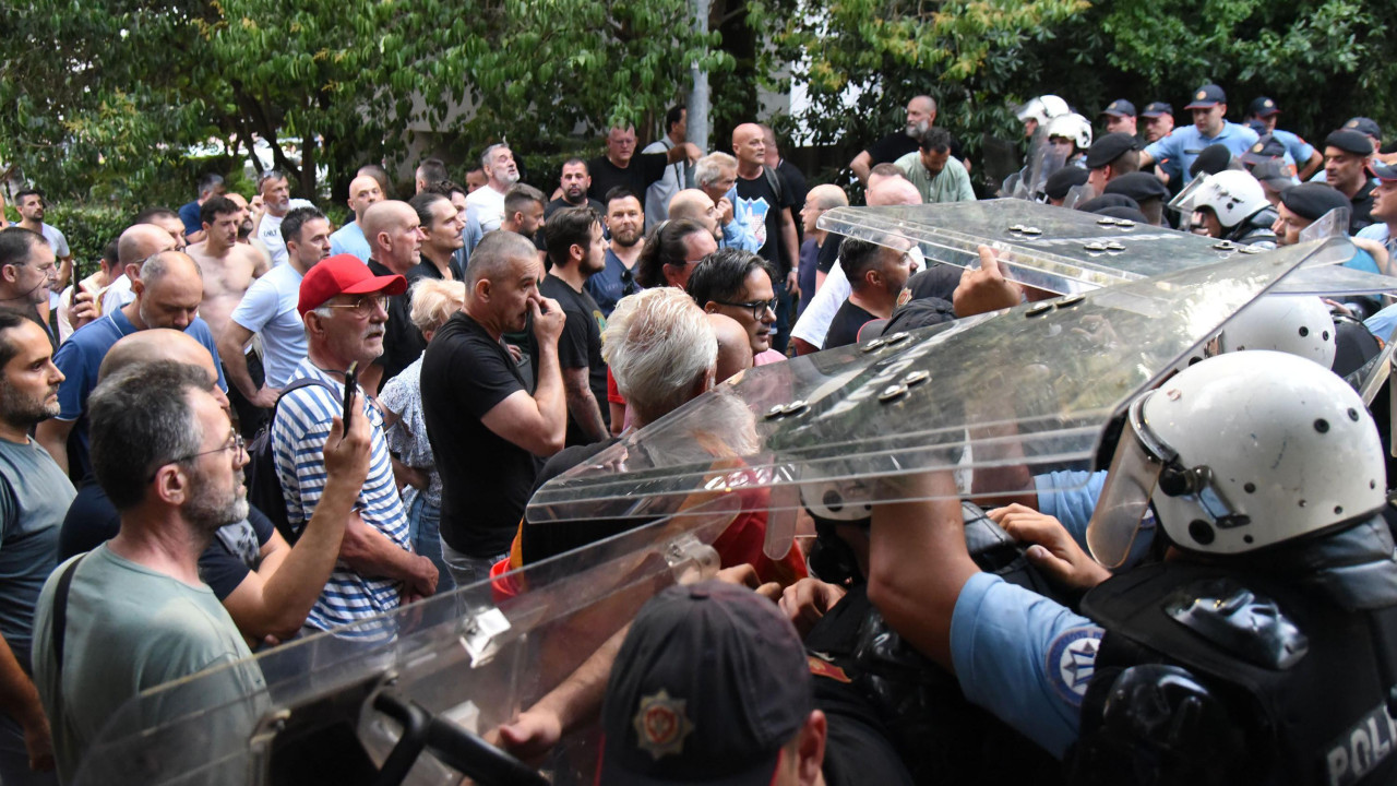 Sukob okupljenih građana i policije