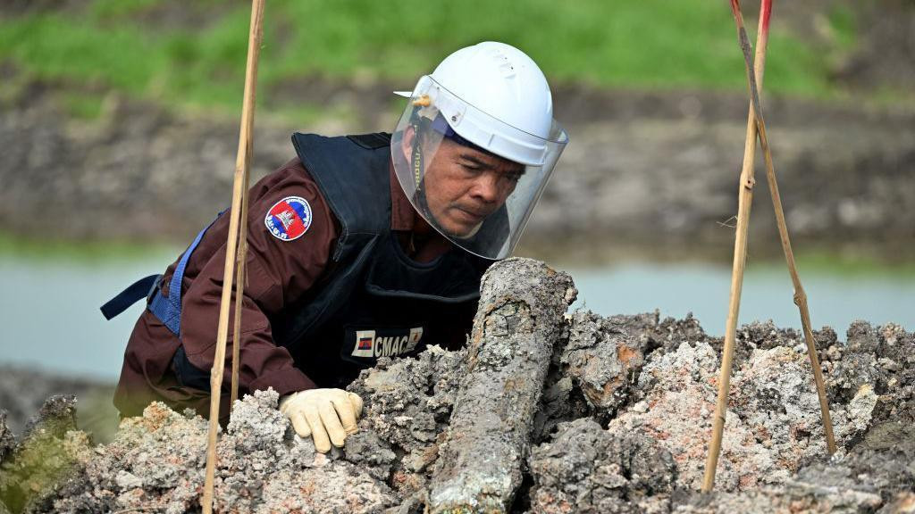 Deminer proverava teren u Kambodži, projekat za koji je Kina obećala podršku