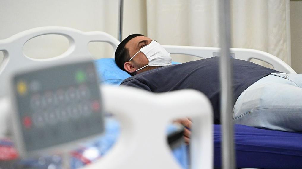 muškarac u bolnici, pacijent, bolnica