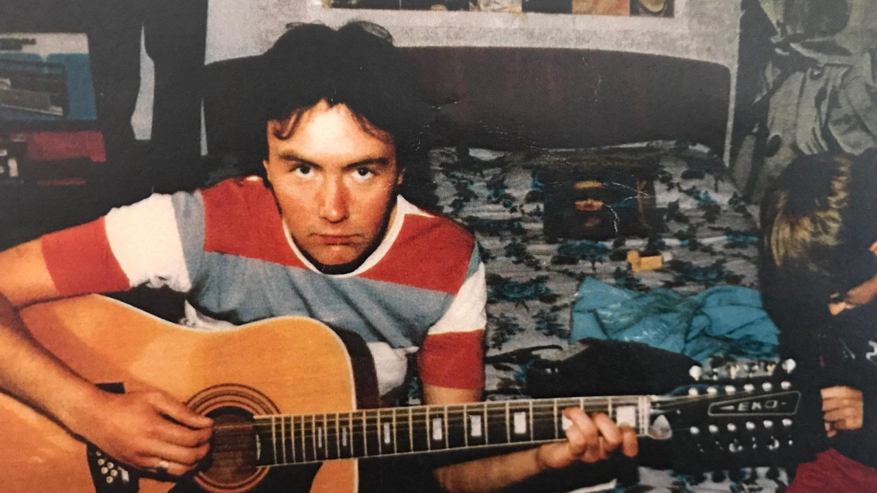 Irvin Velš svira gitaru