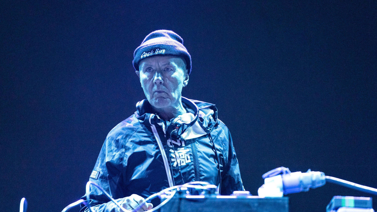 Irvin Velš nastupa kao di-džej na festivalu Plejgraund u Ruken Glen Parku u Glazgovu 