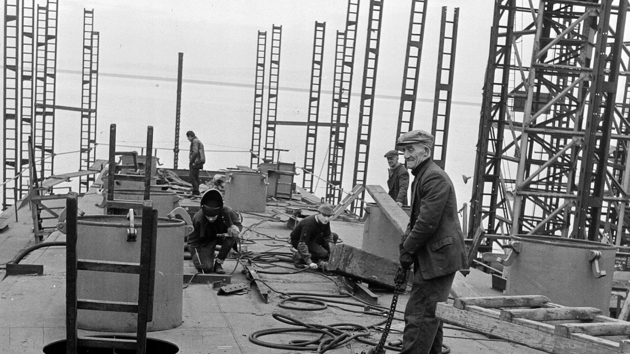 radnici na brodu u Litu, crno-bela fotografija 