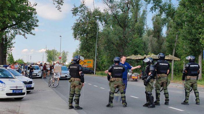 policija sprečava ljude da priđu gradilištu na kome je predsednik Vučić