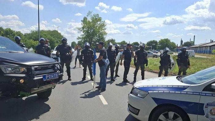 čovek ispred policijskog korodona